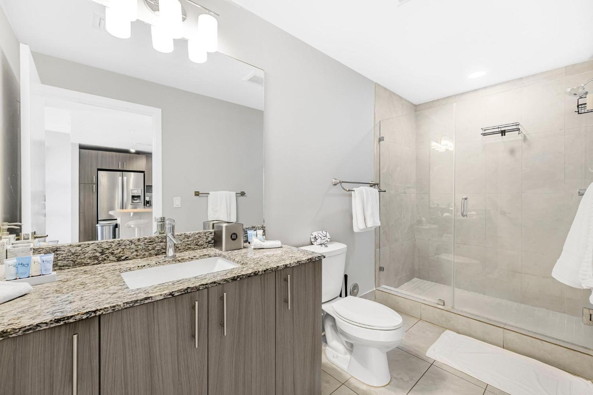 Modern Hotel With Pool & Gym In Prime Doral Location Apartment *