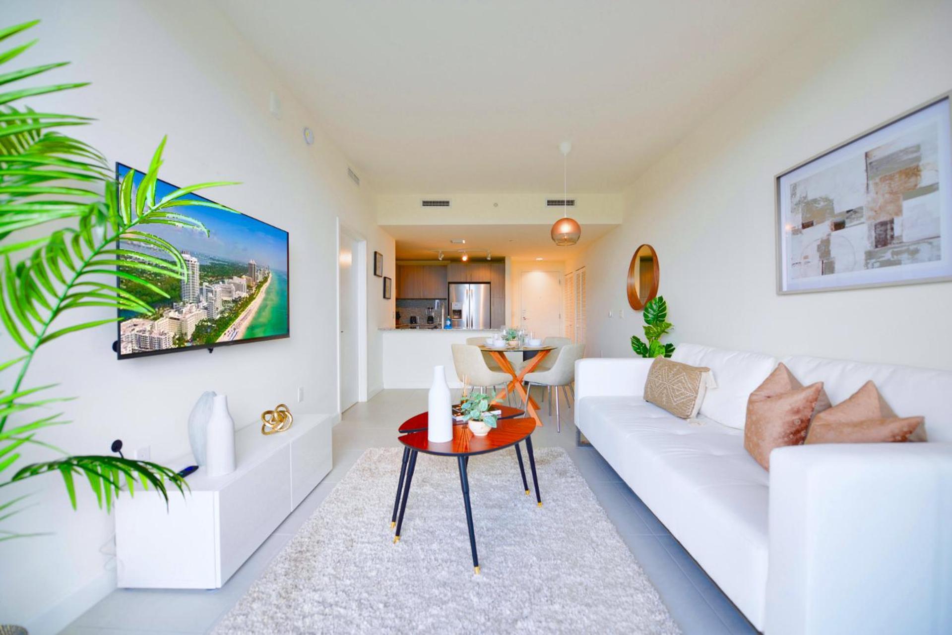 Modern Hotel With Pool & Gym In Prime Doral Location Apartment