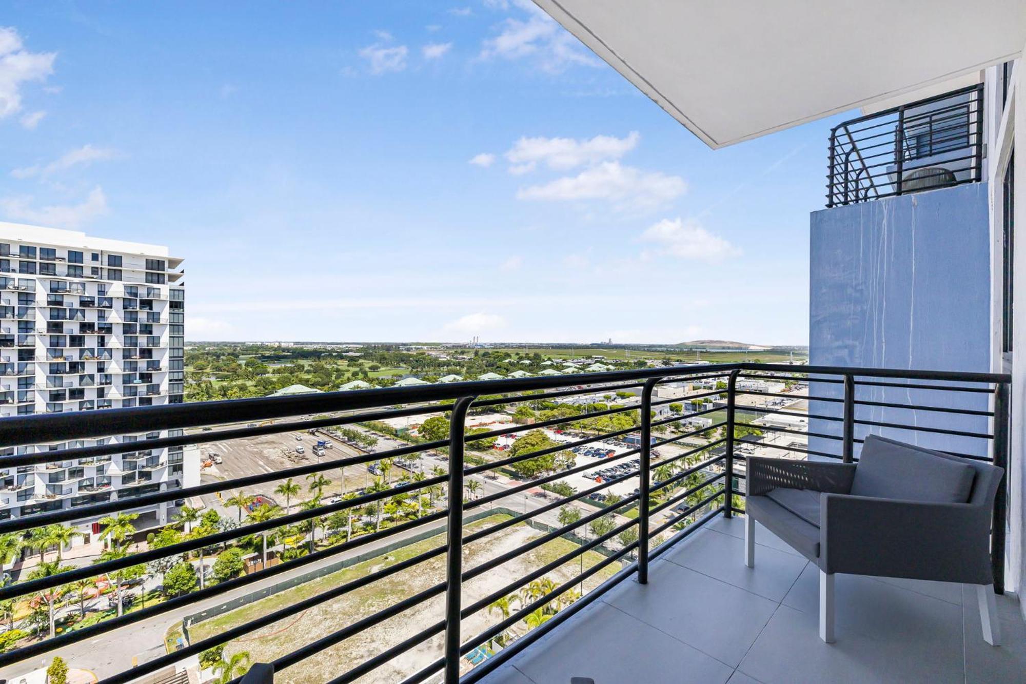 Modern Hotel With Pool & Gym In Prime Doral Location Apartment